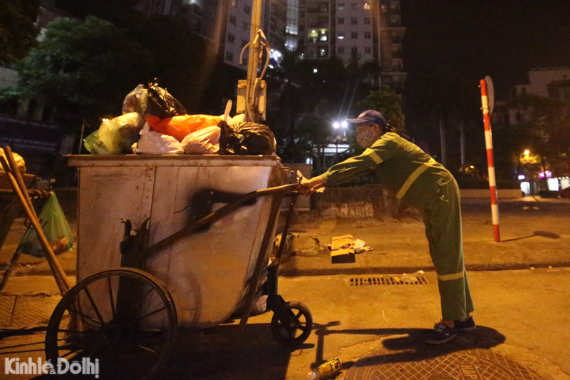[Ảnh] Hà Nội: Công nhân vệ sinh môi trường "trắng đêm" gom rác giữa đại dịch - Ảnh 14