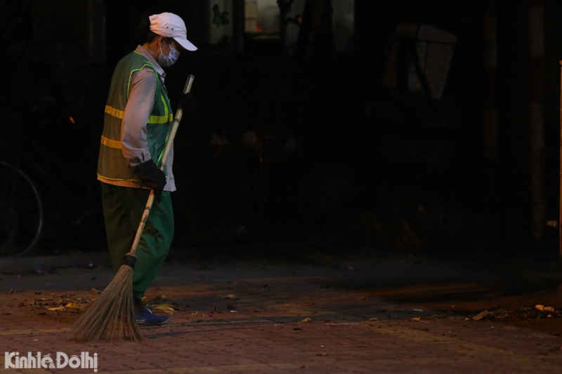 [Ảnh] Hà Nội: Công nhân vệ sinh môi trường "trắng đêm" gom rác giữa đại dịch - Ảnh 15