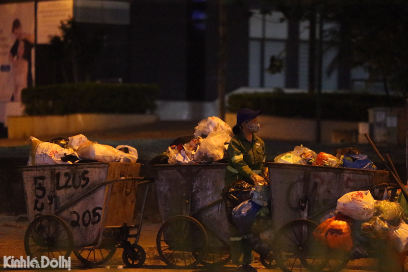 [Ảnh] Hà Nội: Công nhân vệ sinh môi trường "trắng đêm" gom rác giữa đại dịch - Ảnh 3