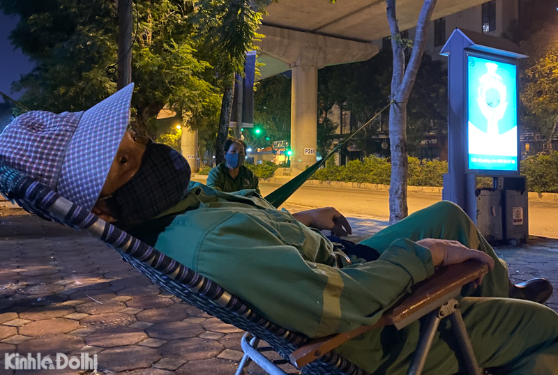 [Ảnh] Hà Nội: Công nhân vệ sinh môi trường "trắng đêm" gom rác giữa đại dịch - Ảnh 4