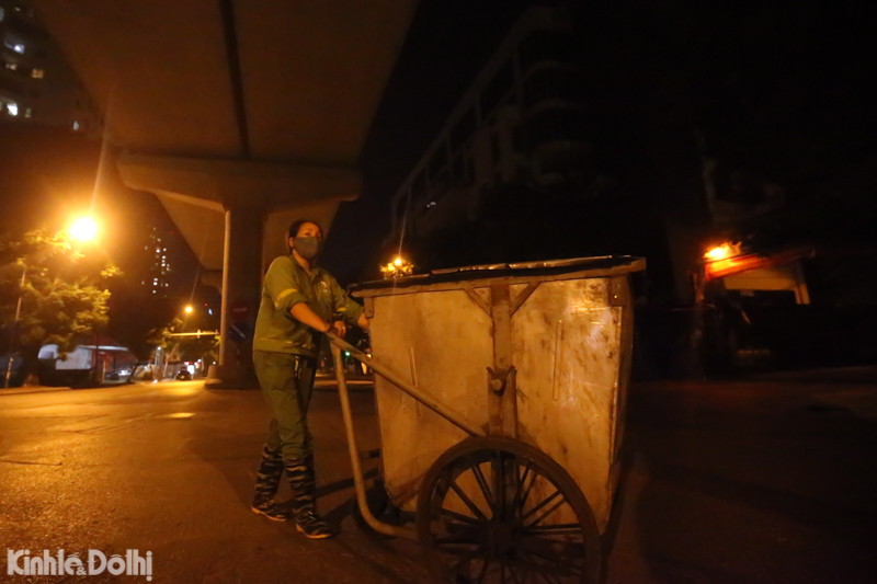 [Ảnh] Hà Nội: Công nhân vệ sinh môi trường "trắng đêm" gom rác giữa đại dịch - Ảnh 5