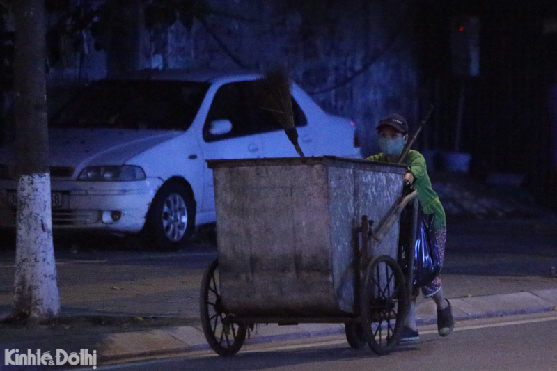 [Ảnh] Hà Nội: Công nhân vệ sinh môi trường "trắng đêm" gom rác giữa đại dịch - Ảnh 6