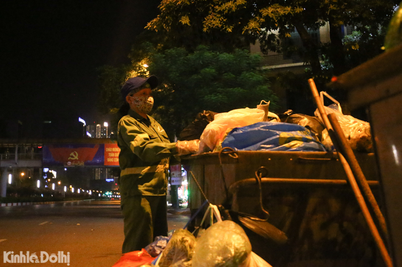 [Ảnh] Hà Nội: Công nhân vệ sinh môi trường "trắng đêm" gom rác giữa đại dịch - Ảnh 7
