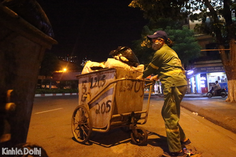 [Ảnh] Hà Nội: Công nhân vệ sinh môi trường "trắng đêm" gom rác giữa đại dịch - Ảnh 8