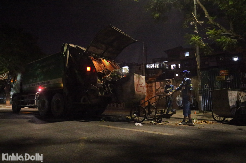 [Ảnh] Hà Nội: Công nhân vệ sinh môi trường "trắng đêm" gom rác giữa đại dịch - Ảnh 9