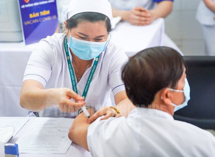 Chính phủ tạo mọi điều kiện cho TP Hồ Chí Minh nhập khẩu vaccine phòng Covid-19 - Ảnh 1