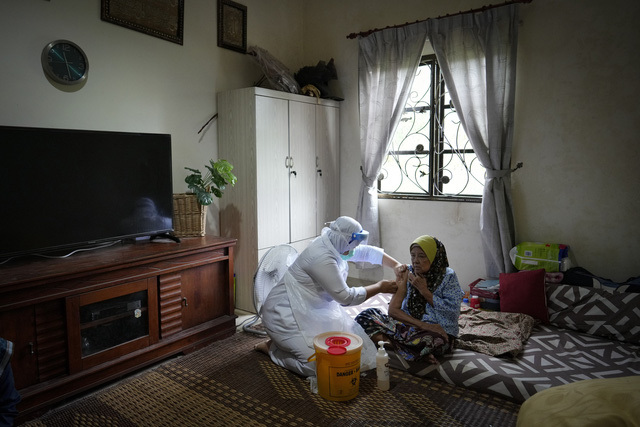 Trở thành tâm chấn Covid-19 châu Á, Indonesia đẩy nhanh chiến dịch tiêm chủng - Ảnh 1