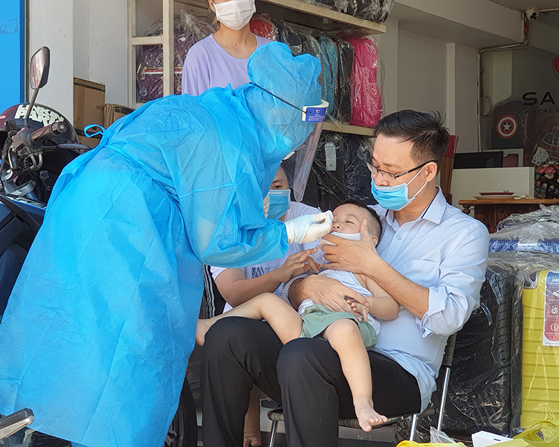 Nhân viên y tế Đà Nẵng xuyên trưa lấy mẫu xét nghiệm Covid-19 cho người dân - Ảnh 5