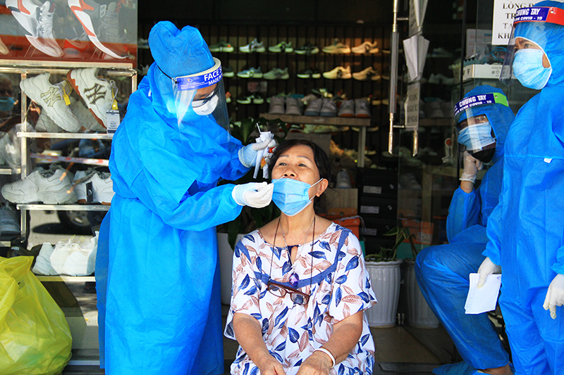 Nhân viên y tế Đà Nẵng xuyên trưa lấy mẫu xét nghiệm Covid-19 cho người dân - Ảnh 3