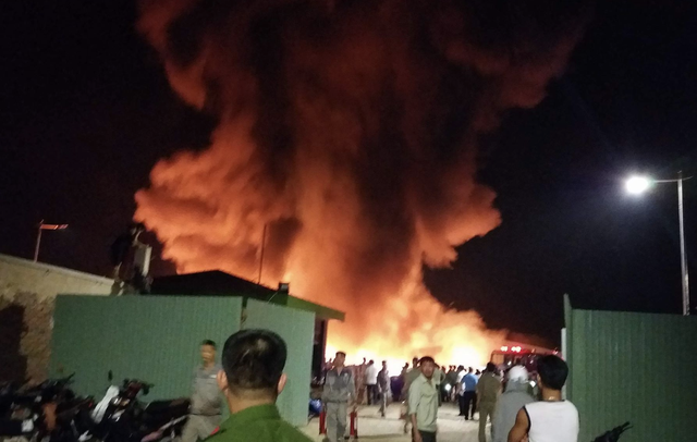 Cháy lớn ở khu vực kho hàng công ty nhựa Tiền Phong - Ảnh 1