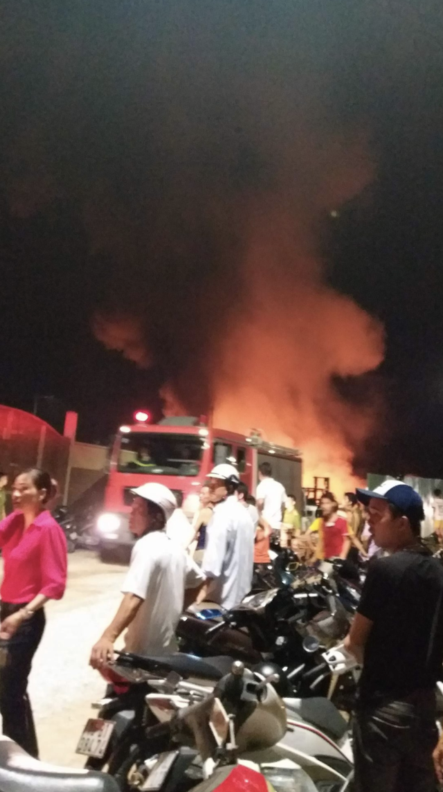 Cháy lớn ở khu vực kho hàng công ty nhựa Tiền Phong - Ảnh 2