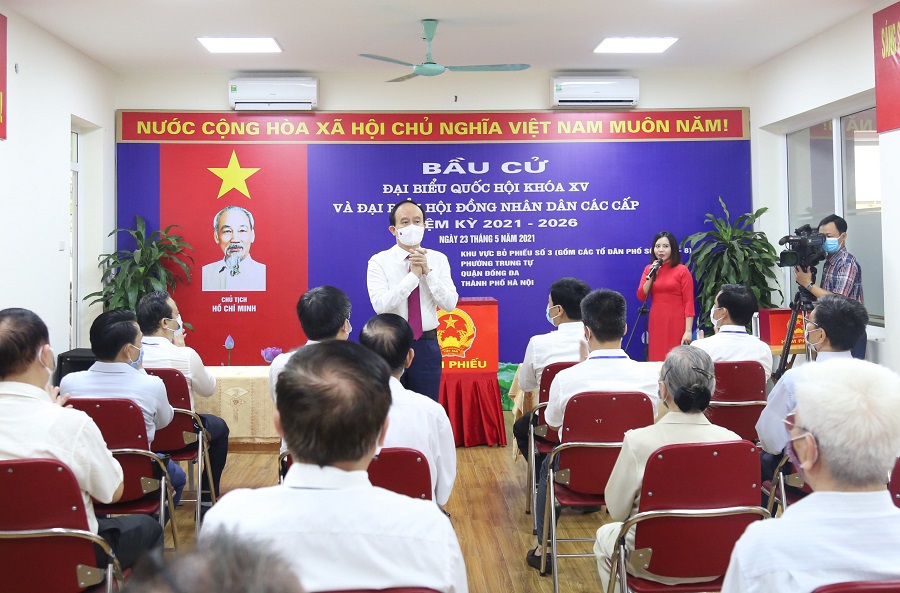 Hình ảnh Chủ tịch HĐND TP Hà Nội Nguyễn Ngọc Tuấn và cử tri thực hiện quyền, trách nhiệm của công dân trong ngày bầu cử - Ảnh 6
