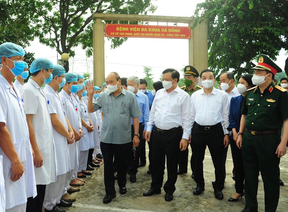 Chủ tịch nước Nguyễn Xuân Phúc thăm, động viên cán bộ, chiến sỹ, nhân viên y tế, khu dân cư “vùng xanh” tại Hà Nội - Ảnh 1