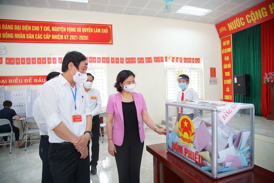 Phó Bí thư Thường trực Thành ủy Nguyễn Thị Tuyến kiểm tra bỏ phiếu tại huyện Thanh Trì, quận Ba Đình, Hoàng Mai - Ảnh 1