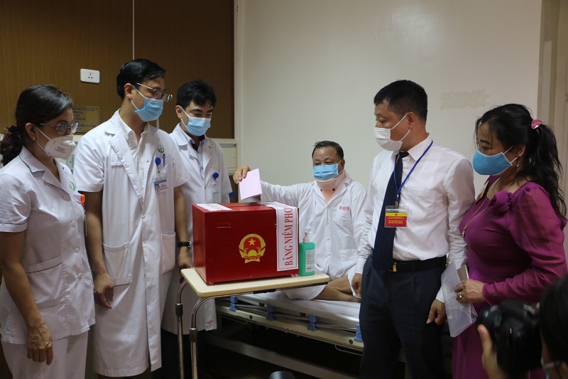 Cử tri xúc động đến bật khóc khi bỏ phiếu bầu cử ngay tại giường bệnh Bệnh viện Việt Đức - Ảnh 2