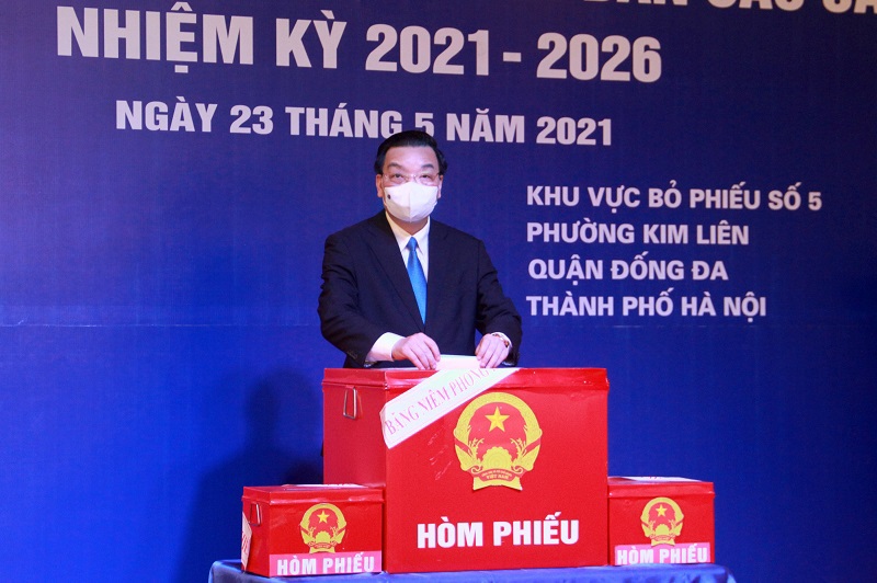 Chùm ảnh: Chủ tịch UBND TP Hà Nội Chu Ngọc Anh bỏ phiếu bầu cử - Ảnh 6