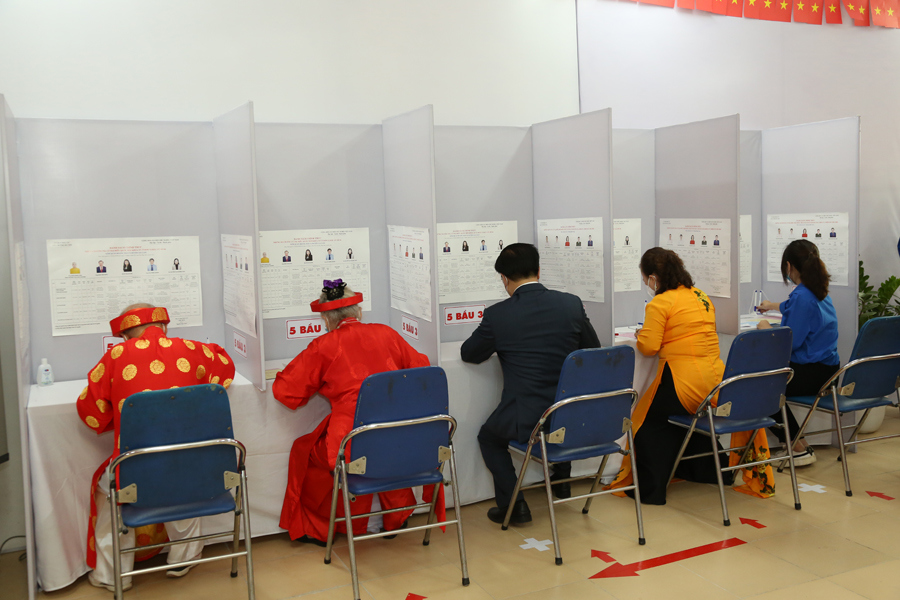 Ủy viên Bộ Chính trị, Bí thư Thành uỷ Đinh Tiến Dũng bỏ phiếu bầu cử tại khu vực bỏ phiếu số 17 (phường Định Công, quận Hoàng Mai) - Ảnh 10