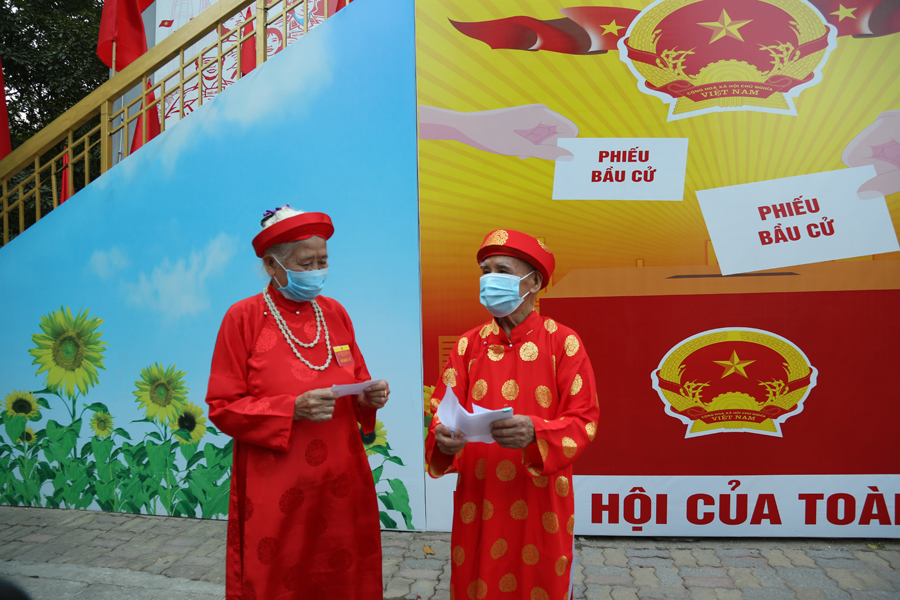 Ủy viên Bộ Chính trị, Bí thư Thành uỷ Đinh Tiến Dũng bỏ phiếu bầu cử tại khu vực bỏ phiếu số 17 (phường Định Công, quận Hoàng Mai) - Ảnh 8