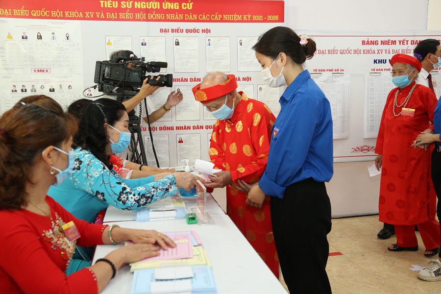 Ủy viên Bộ Chính trị, Bí thư Thành uỷ Đinh Tiến Dũng bỏ phiếu bầu cử tại khu vực bỏ phiếu số 17 (phường Định Công, quận Hoàng Mai) - Ảnh 9
