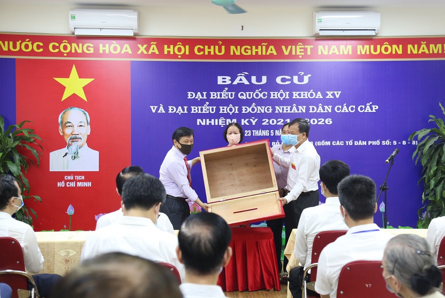 Hình ảnh Chủ tịch HĐND TP Hà Nội Nguyễn Ngọc Tuấn và cử tri thực hiện quyền, trách nhiệm của công dân trong ngày bầu cử - Ảnh 7