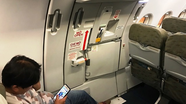 Cấm bay 9 tháng với hành khách tự ý mở cửa thoát hiểm - Ảnh 1