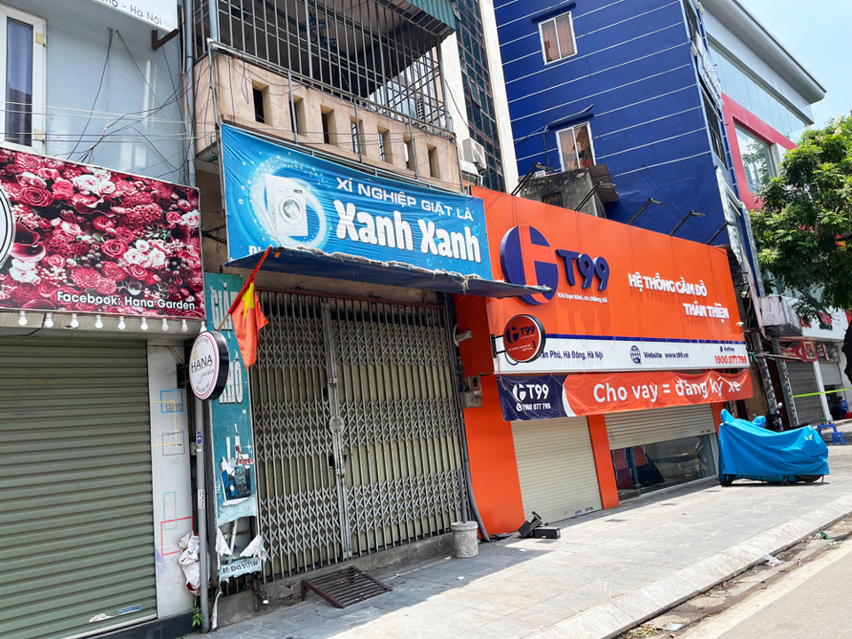 Hà Đông: Vẫn còn cửa hàng kinh doanh dịch vụ không thiết yếu mở bán - Ảnh 3