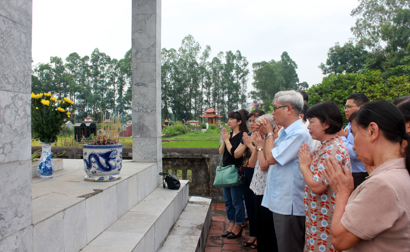 Hội Nhà báo TP Hà Nội thắp hương tưởng niệm nhà báo Ngô Tất Tố - Ảnh 2