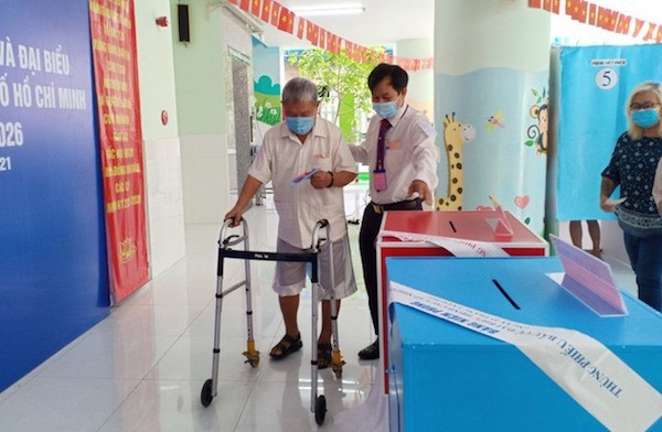 Rộn ràng không khí bầu cử tại các điểm bỏ phiếu trên địa bàn TP Hồ Chí Minh - Ảnh 6