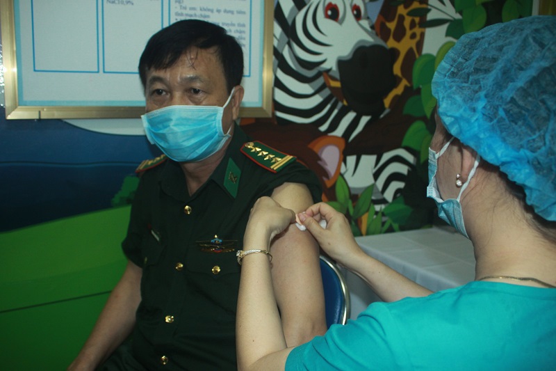Những mũi tiêm vaccine phòng Covid-19 đầu tiên ở Quảng Ngãi - Ảnh 1
