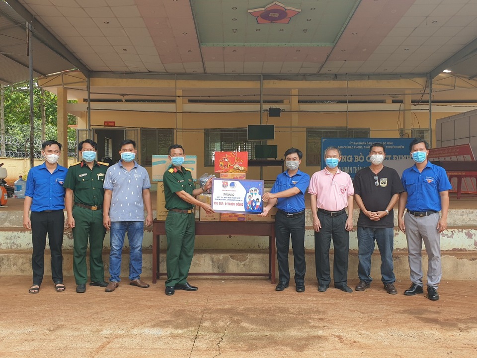 Tỉnh đoàn Bình Phước tặng quà cho huyện Ô Răng (Campuchia) chống dịch Covid-19 - Ảnh 3