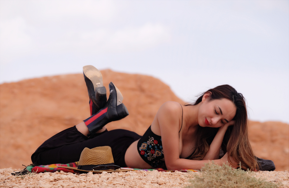 Hoa hậu Ngọc Diễm gợi cảm giữa sa mạc lớn nhất châu Á - Ảnh 9