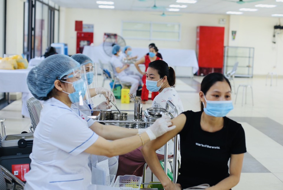 Chùm ảnh: Hơn 2.400 người dân quận Thanh Xuân tiêm vaccine phòng Covid-19 - Ảnh 1