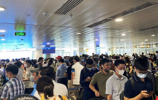 Sân bay Tân Sơn Nhất đón lượng hành khách cao kỷ lục trong đợt nghỉ lễ 30/4 - 1/5 - Ảnh 1