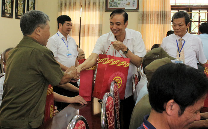 Phó Bí thư Thành ủy Hà Nội Đào Đức Toàn thăm, tặng quà tại Trung tâm Điều dưỡng Người có công số 3 - Ảnh 2