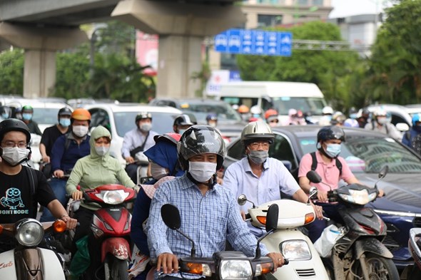 Hà Nội: Lượng phương tiện giao thông tăng mạnh ngay từ sáng sớm - Ảnh 12