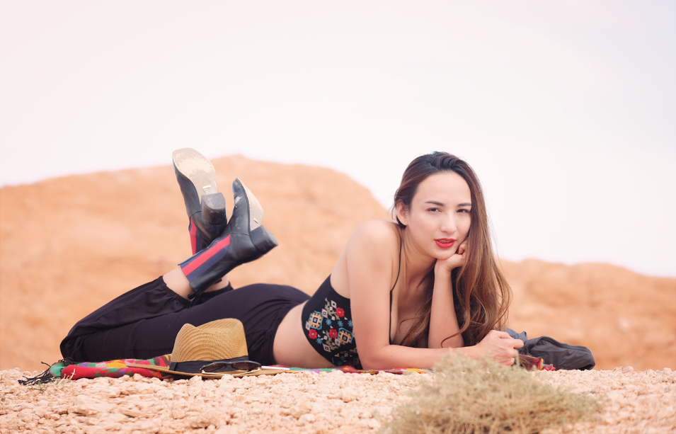 Hoa hậu Ngọc Diễm gợi cảm giữa sa mạc lớn nhất châu Á - Ảnh 2