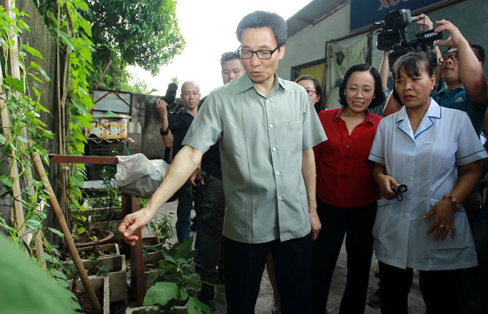 Phó Thủ tướng Vũ Đức Đam thị sát “điểm nóng” sốt xuất huyết tại Hà Nội - Ảnh 5