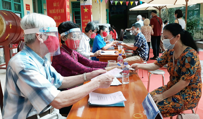 Phó Chủ tịch UBND Hà Nội Dương Đức Tuấn và các cử tri bỏ phiếu bầu tại quận Hoàn Kiếm - Ảnh 3