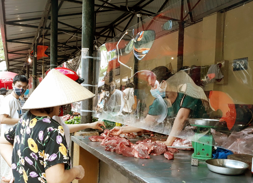Siêu thị, chợ truyền thống tại Hà Nội: Nhiều biện pháp hay trong phòng, chống dịch Covid-19 - Ảnh 4