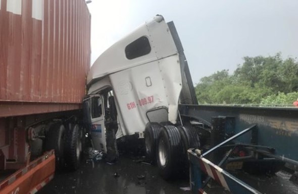 Tai nạn giao thông mới nhất hôm nay (15/6): Container húc bay xe thang bảo trì camera trên dốc cầu Phú Mỹ - Ảnh 1
