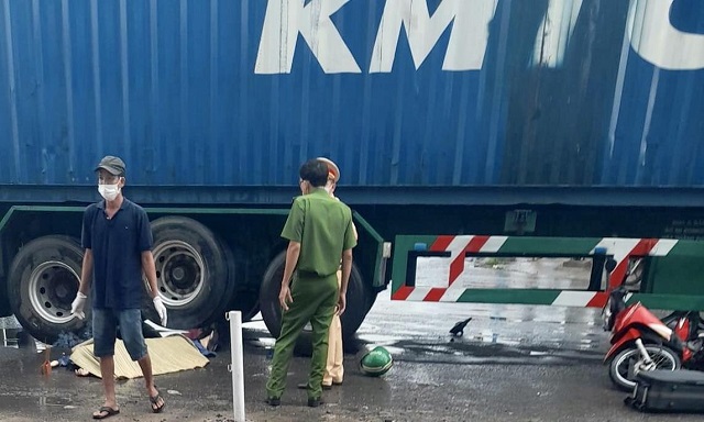 Tai nạn giao thông mới nhất hôm nay 18/5: Nữ sinh tử vong, tài xế mặc áo Grab nguy kịch sau va chạm với xe container - Ảnh 2