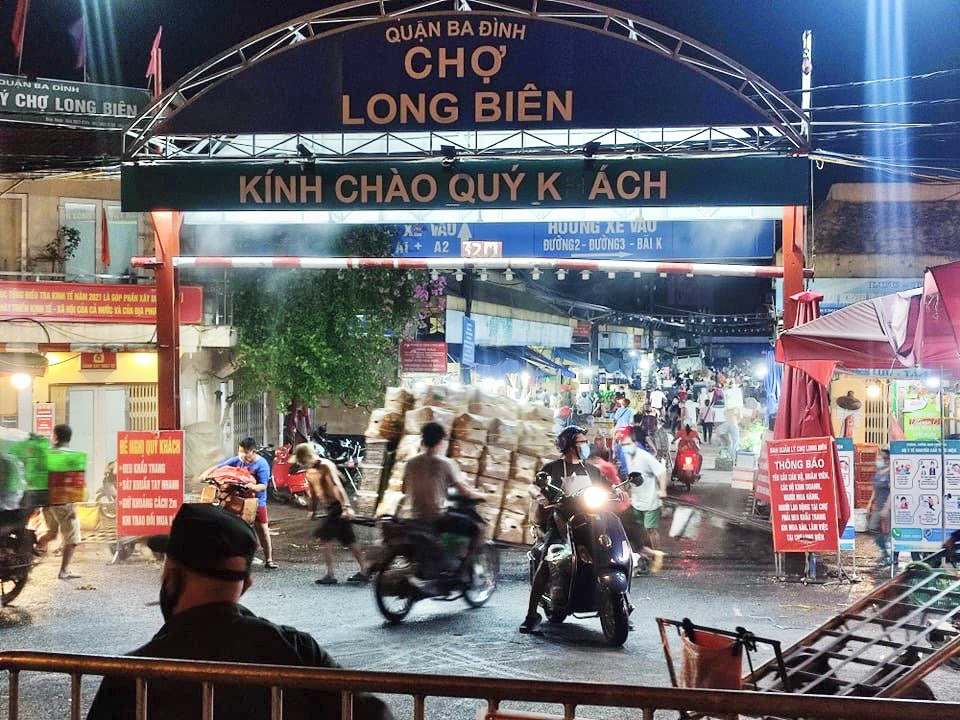Hà Nội: Phong tỏa khu vực kinh doanh hải sản chợ Long Biên - Ảnh 1