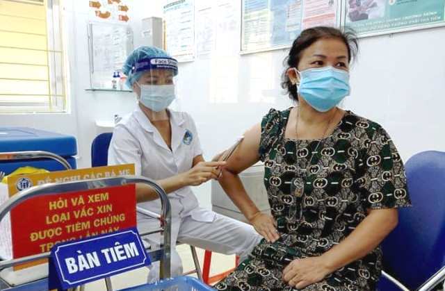Huyện Sóc Sơn đồng loạt tiêm vaccine Covid-19 cho người dân tại 27 điểm - Ảnh 1