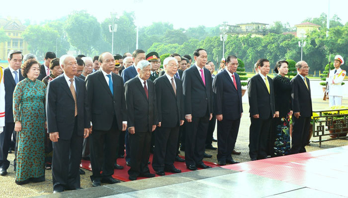 Lãnh đạo Đảng, Nhà nước, TP Hà Nội viếng Chủ tịch Hồ Chí Minh - Ảnh 2
