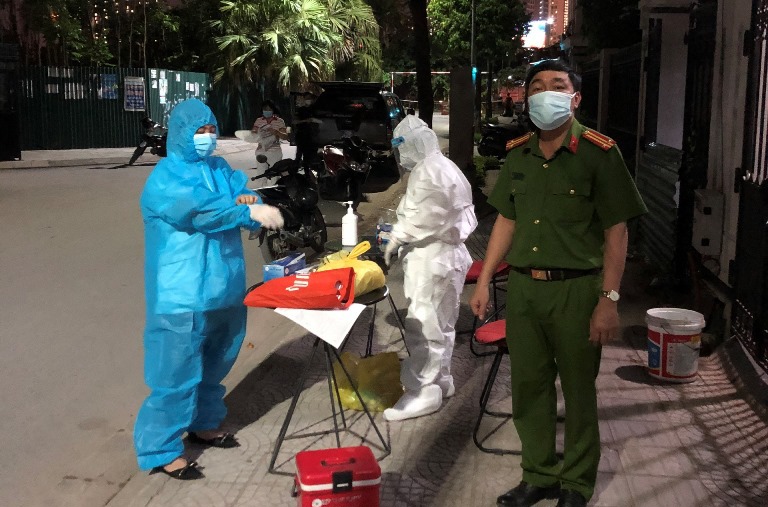 Lấy mẫu xét nghiệm 46 người liên quan đến ca dương tính SARS-CoV-2 tại Khu đô thị Đại Kim - Ảnh 1