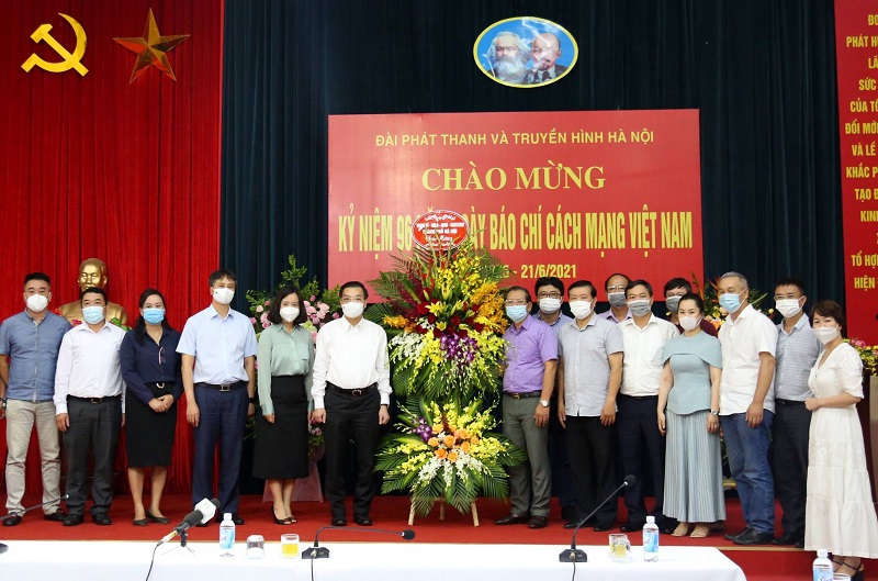 Chủ tịch UBND TP Hà Nội thăm, chúc mừng Bộ Thông tin và Truyền thông, các cơ quan báo chí - Ảnh 3