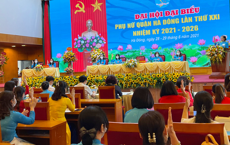 Bà Lại Hà Phương tái cử Chủ tịch Hội Liên hiệp Phụ nữ quận Hà Đông - Ảnh 1