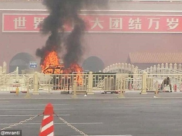 Đâm kéo, lao xe ở Trung Quốc khiến 5 người bị thương - Ảnh 1
