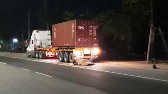 Tai nạn giao thông mới nhất hôm nay (17/6): “Siêu xe” Range Rover và container đâm nhau trên xa lộ Hà Nội - Ảnh 2