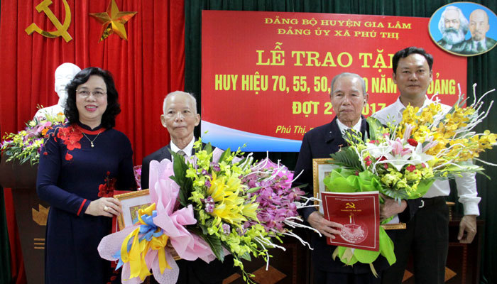 Đồng chí Ngô Thị Thanh Hằng trao Huy hiệu Đảng tại huyện Gia Lâm - Ảnh 1
